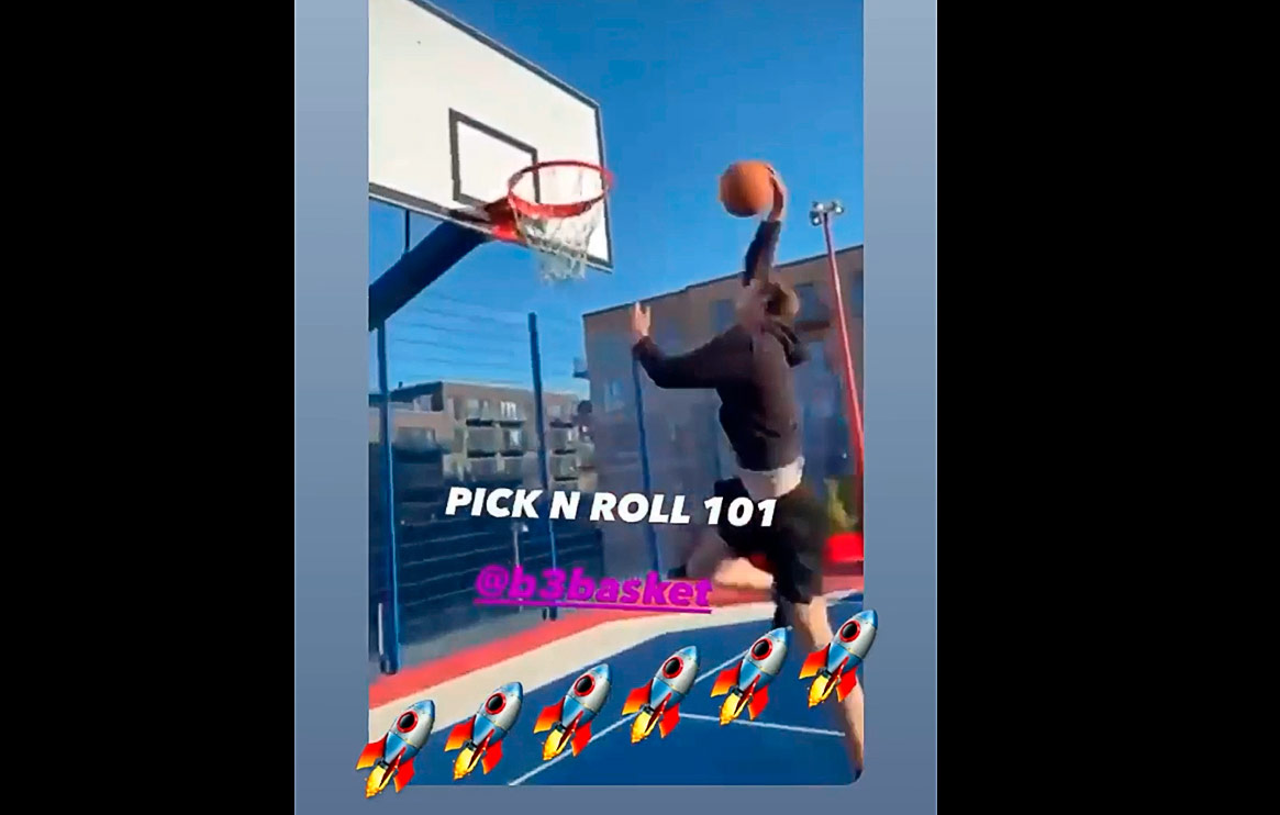 Ung mand der spiller basketball udendørs