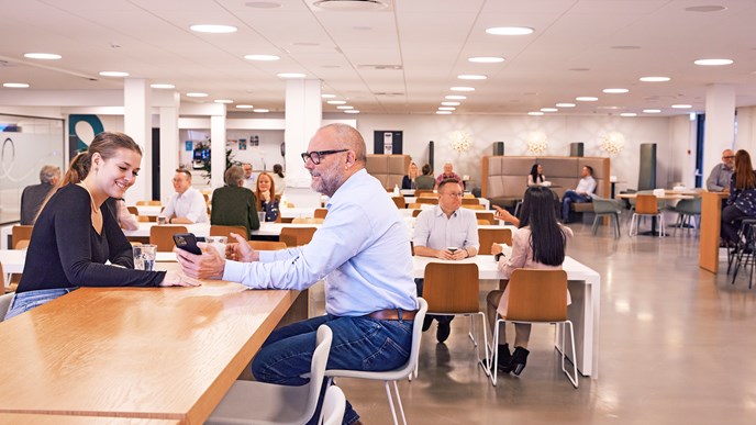 Velliv, kantine, medarbejdere sidder og snakker sammen over en kop kaffe