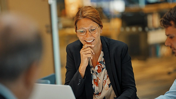 Kvinde holder møde med to mænd