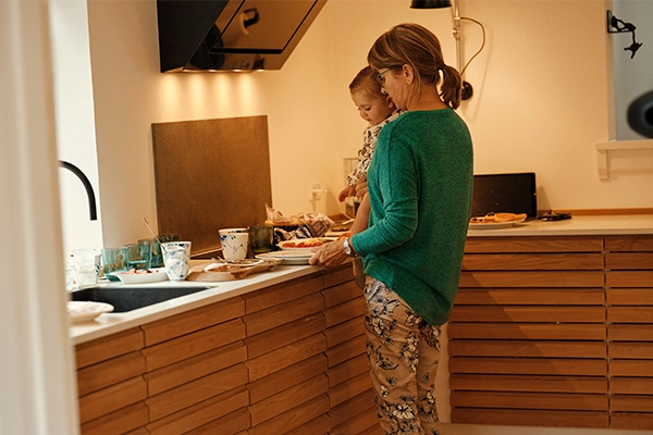 Mor holder datter, omsorg, nærvær, køkken, madlavning